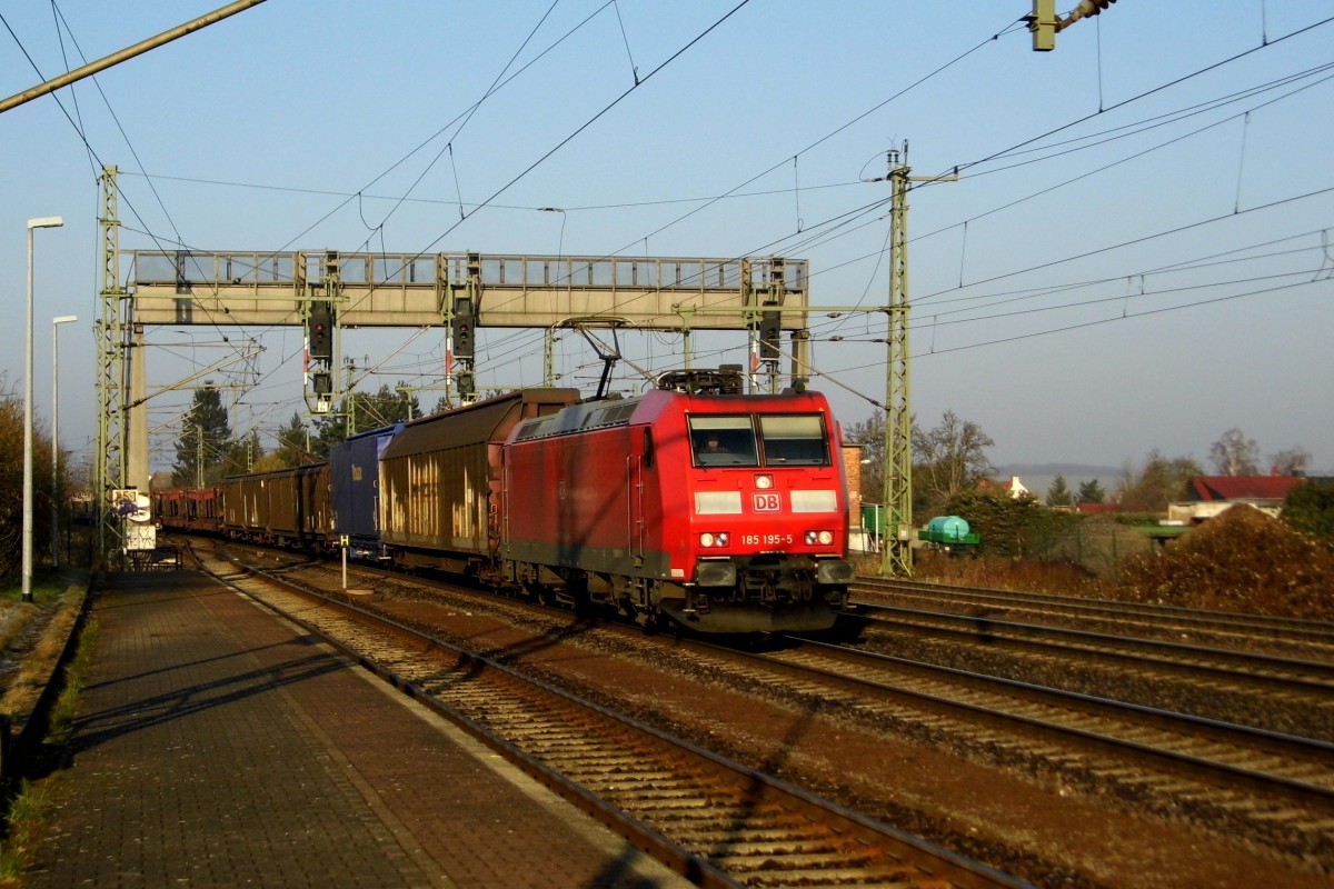 Am 09.03.2016 kam die 185 195-5 von der DB Schenker aus Richtung Braunschweig nach Niederndodeleben und fuhr weiter in Richtung Magdeburg .