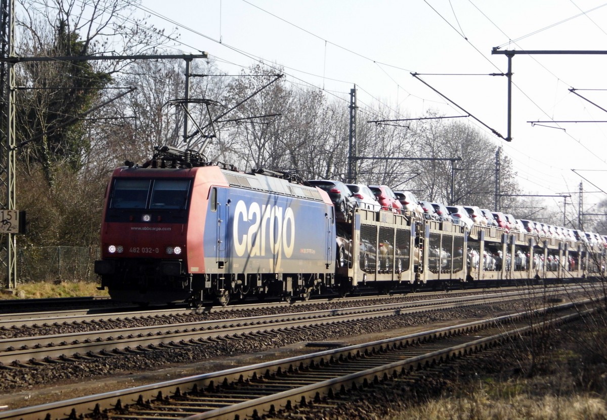  Am 09.03.2016 kam die  482 032-0 von der HSL Logistik (SBB Cargo) aus Richtung Magdeburg nach Niederndodeleben und fuhr weiter in Richtung Braunschweig .