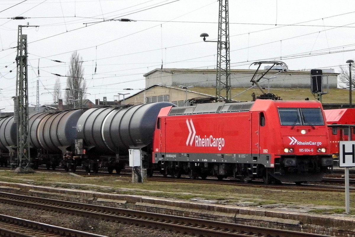Am 09.03.2017 kam die 185 604-6 von der RheinCargo GmbH & Co. KG, Neuss, aus Richtung Braunschweig nach Stendal und fuhr weiter in Richtung Berlin .