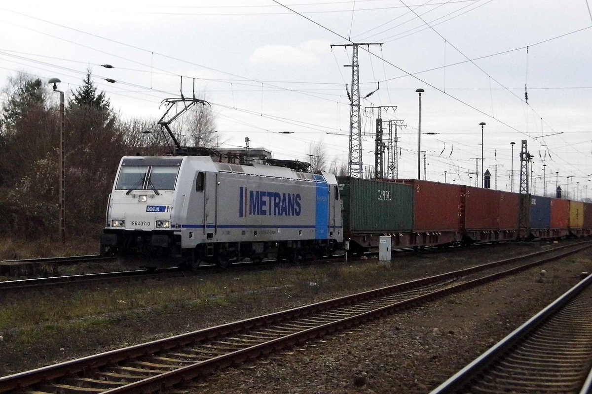 Am 09.03.2017 kam die 186 437-0 von METRANS  (Railpool) aus Richtung Salzwedel nach Stendal und fuhr weiter in Richtung Magdeburg .