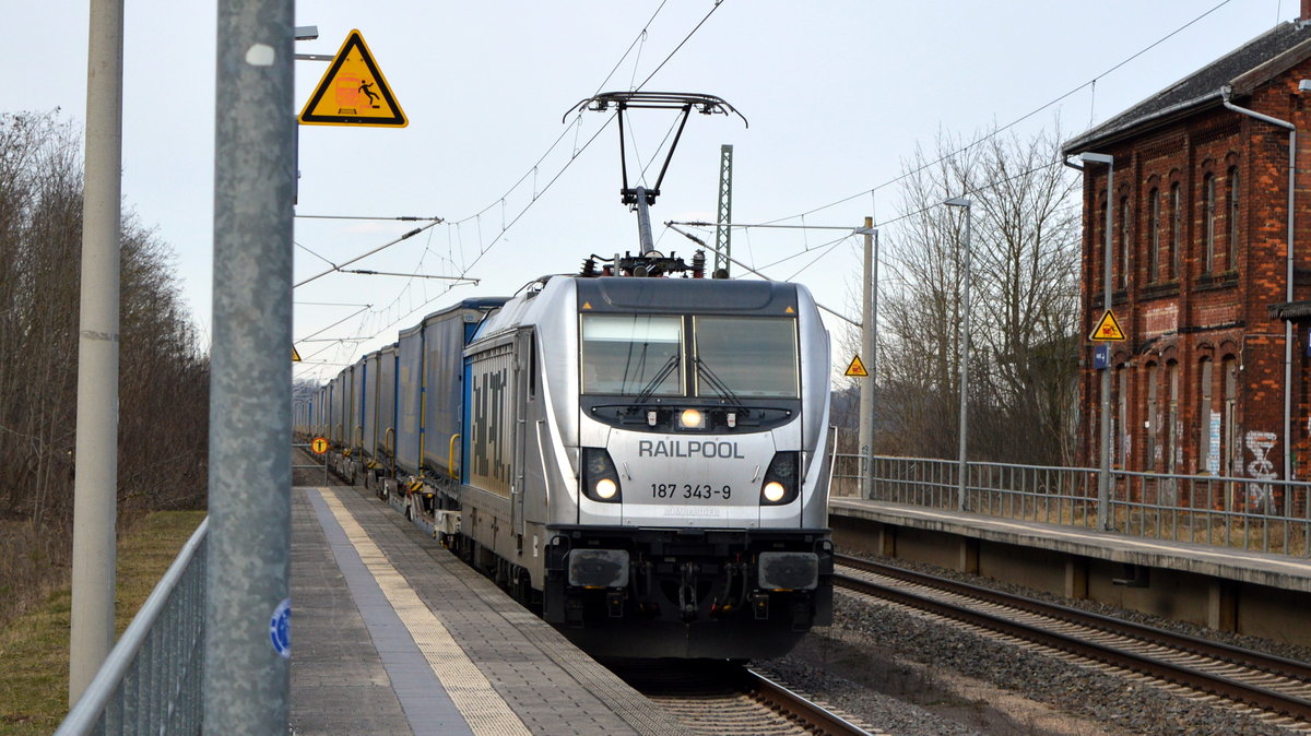 Am 09.03.2021 kam die 187 343-9 von der  HGB - Hessische Güterbahn GmbH, (Railpool GmbH,)  aus der Richtung Stendal nach Demker und fuhr weiter in Richtung Magdeburg .