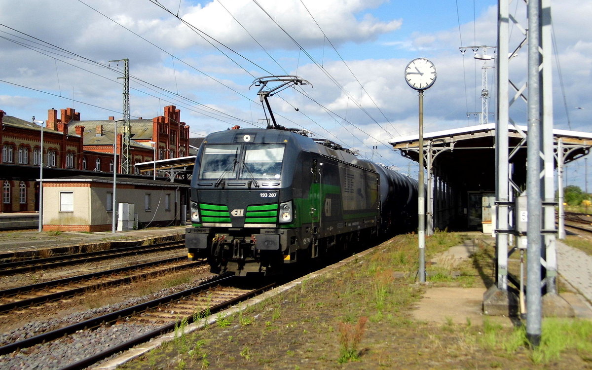 Am 09.07.2016 kam die 193 207-8 von der LTE Logistik (ELL) aus Richtung Magdeburg nach Stendal und fuhr weiter in Richtung Salzwedel .