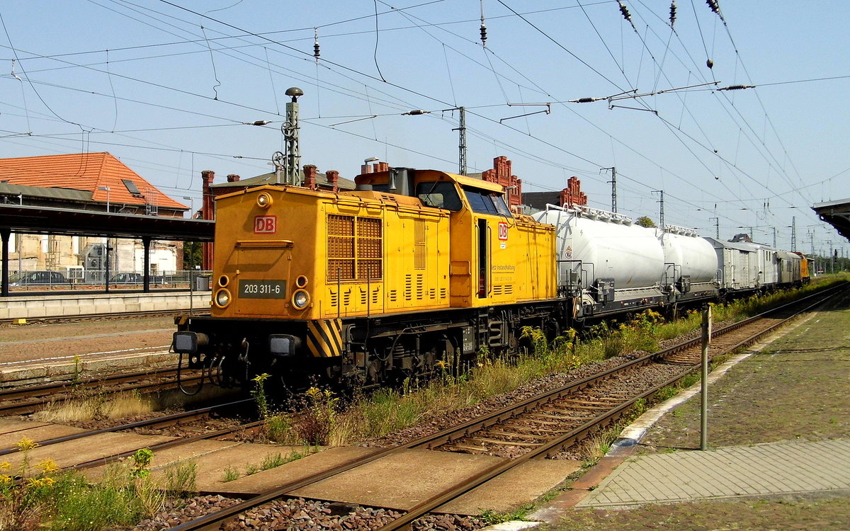 Am 09.08.2018 Rangierfahrt von die 203 311-6 von DB Netz AG, in Stendal .