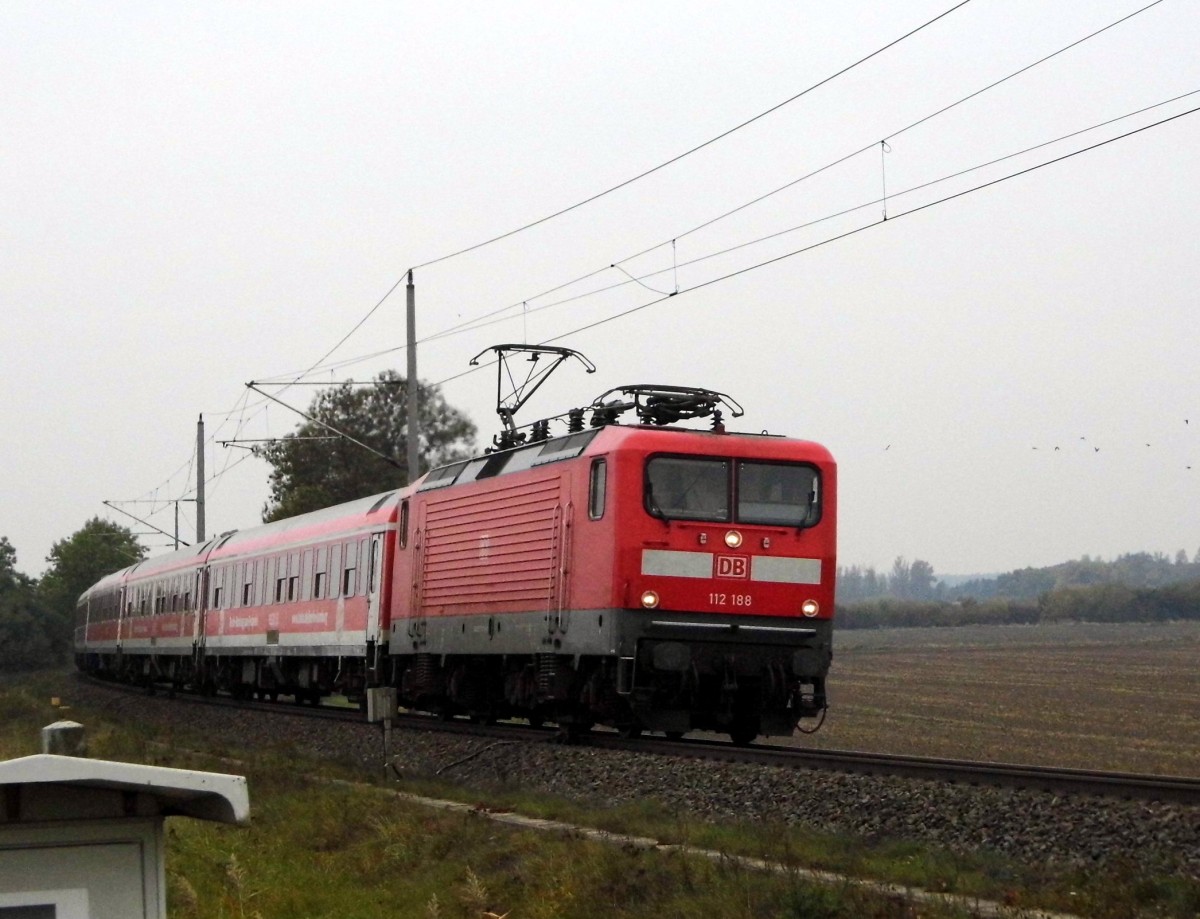 Am 09.10.2015 kam die 112 188 von der DB aus der Richtung Salzwedel   und fuhr weiter in Richtung Stendal .