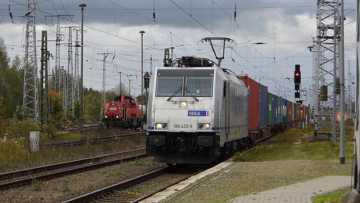 Am 09.10.2017 kam die 186 433-9 von METRANS  (Railpool) aus Richtung Salzwedel nach Stendal und fuhr weiter in Richtung Magdeburg .