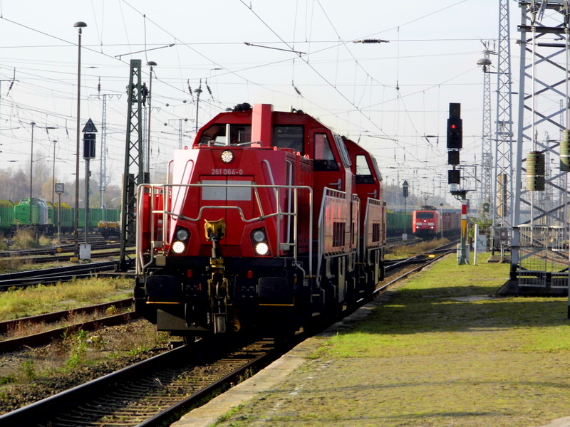 Am 09.11.2014 standen die 261 064-6 und die 261 095-4 von der DB in Stendal .
