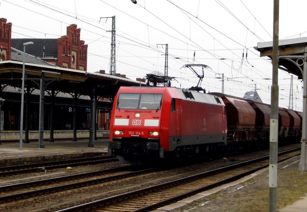 Am 10.03.2016 kam die 152 114-5 von   DB Schenker aus Richtung Magdeburg nach Stendal und fuhr weiter in Richtung Wittenberge.