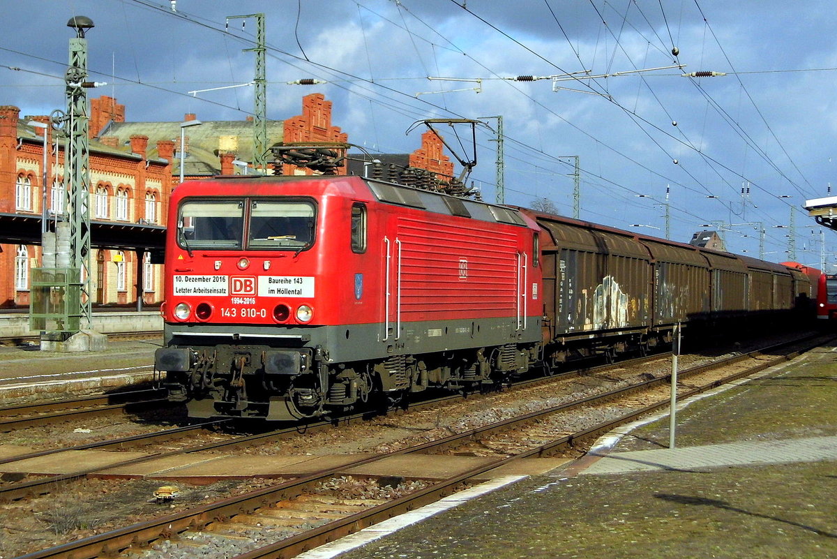 Am 10.03.2017 kam die 143 810-0 von der  DB Cargo AG , aus Richtung Magdeburg nach Stendal und fuhr weiter in Richtung Braunschweig .