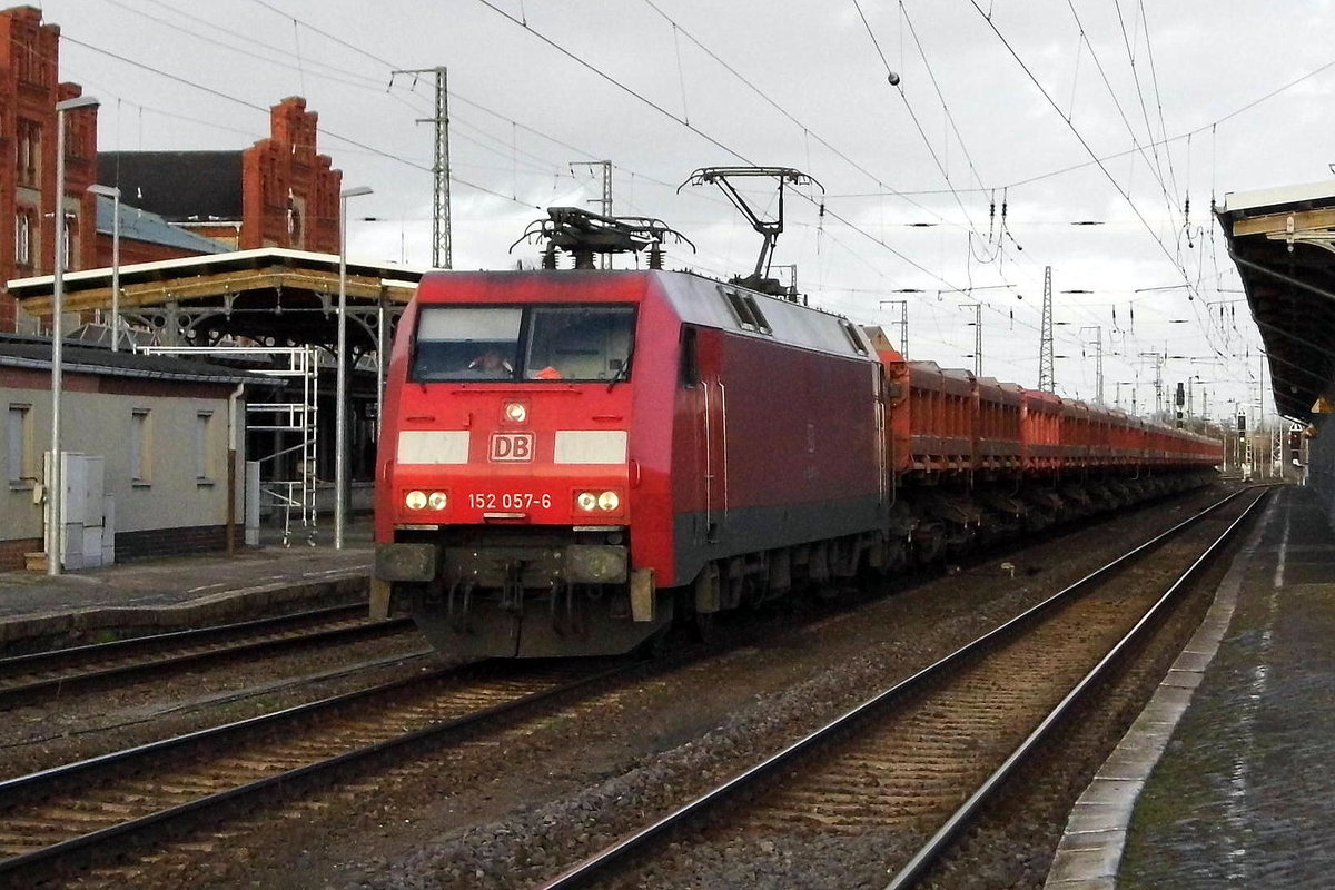 Am 10.03.2017 kam die 152 057-6 von der  DB Cargo Deutschland AG, aus Richtung Magdeburg nach Stendal und fuhr weiter in Richtung Braunschweig .