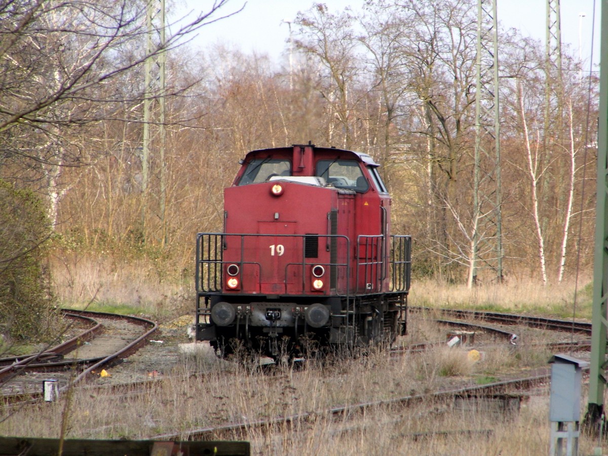 Am 10.04.2015 stand die  203 121-9 als BBL Lok 19 in Stendal .