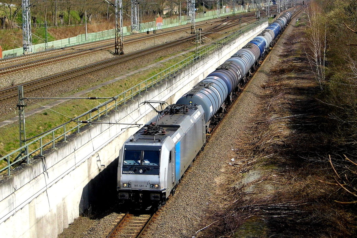 Am 10.04.2018 fuhr die 185 681-4 von der  SBB Cargo International AG, ( Railpool ) von Stendal in Richtung Braunschweig .