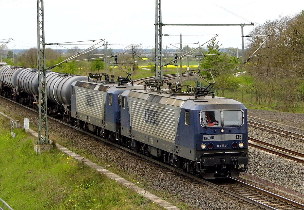 Am 10.05.2017 kamen die 143 254-1 und die  143 638-5  von der  RBH Logistics GmbH,  aus Richtung Salzwedel nach Stendal .