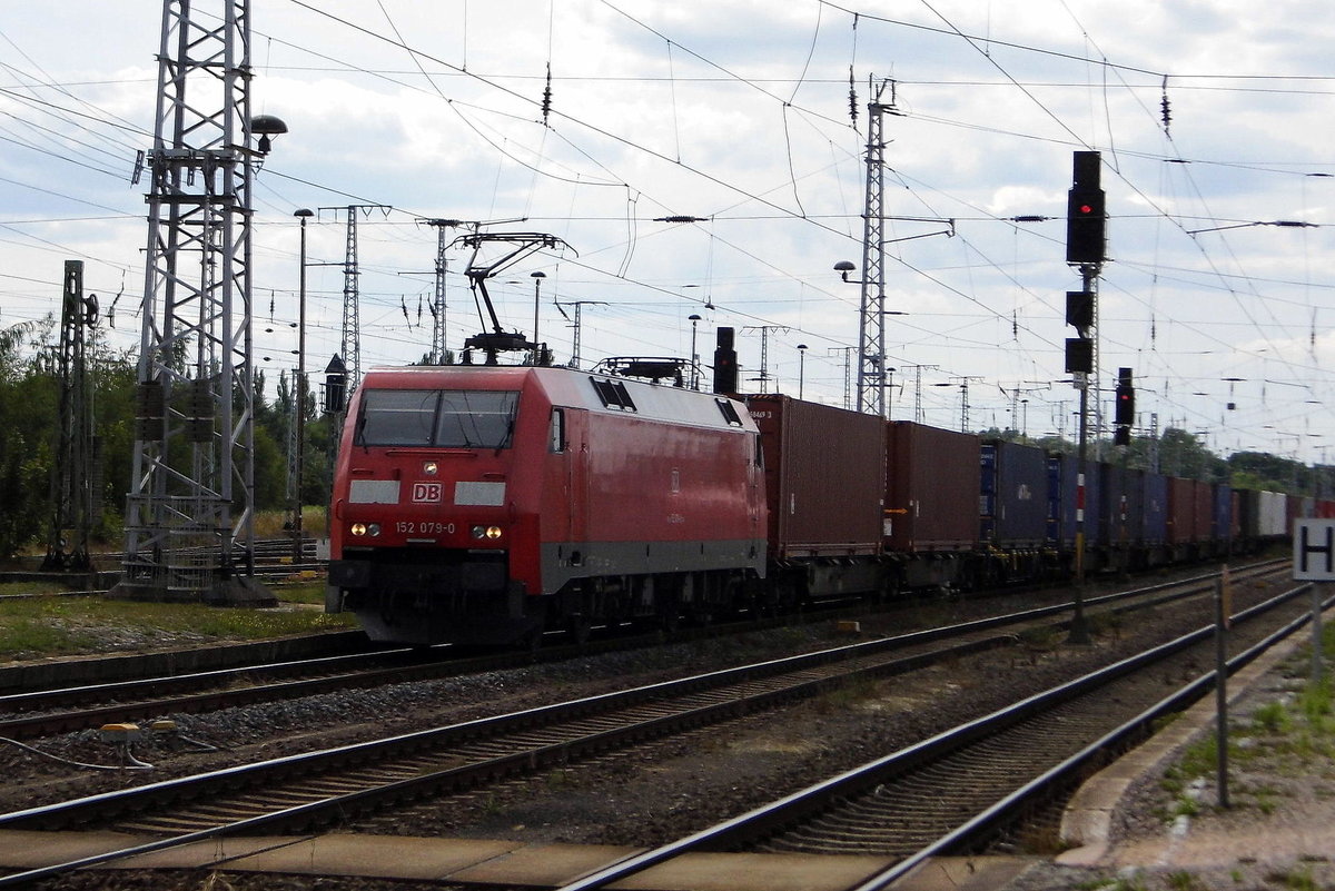 Am 10.07.2016 kam  die 152 079-0   von DB Schenker aus Richtung Wittenberge nach Stendal und fuhr weiter in Richtung Magdeburg .