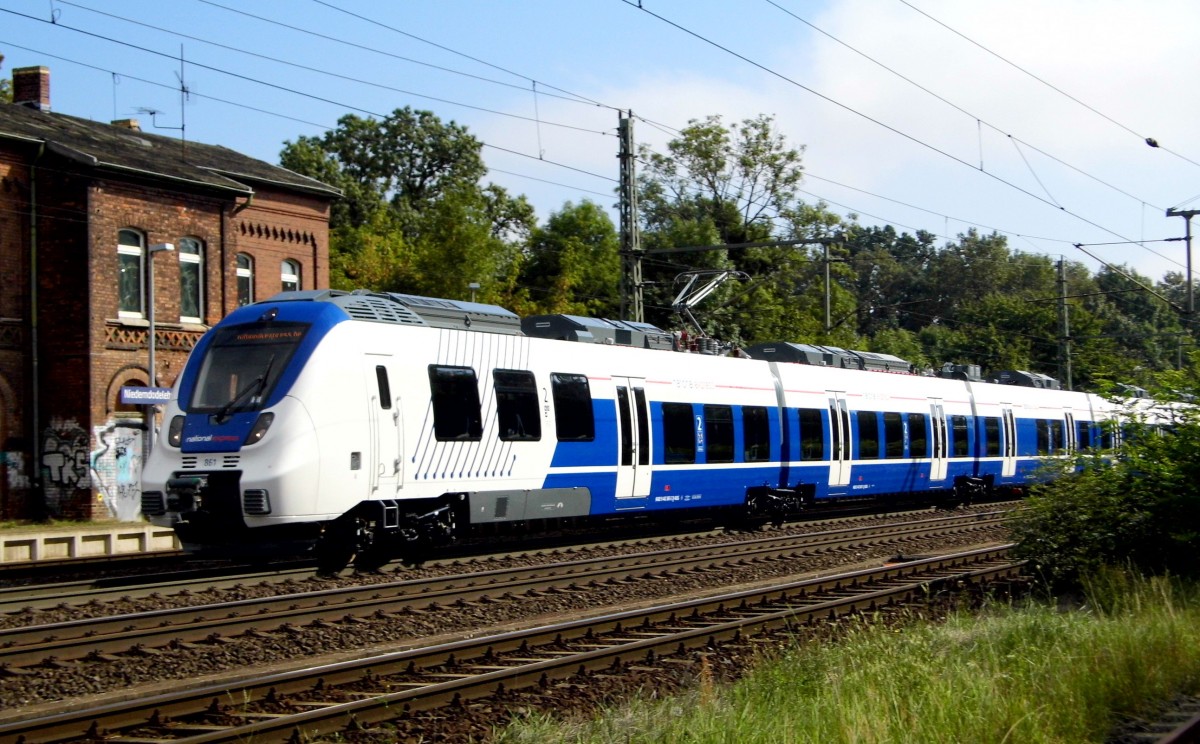 Am 10.09.2015 kam die 861 und 860 von nationalexpress    aus Richtung Magdeburg nach Niederndodeleben und fuhr weiter in Richtung Braunschweig .