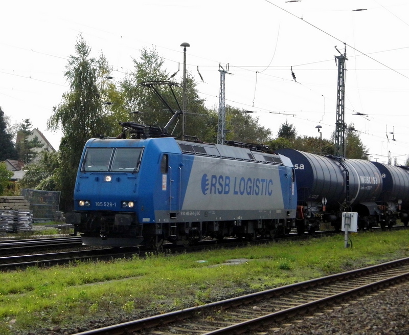 Am 10.10.2014 kam die 185 526-1 von der HGK (RSB Logistic ) aus Richtung Salzwedel nach Stendal und fuhr weiter in Richtung Magdeburg.