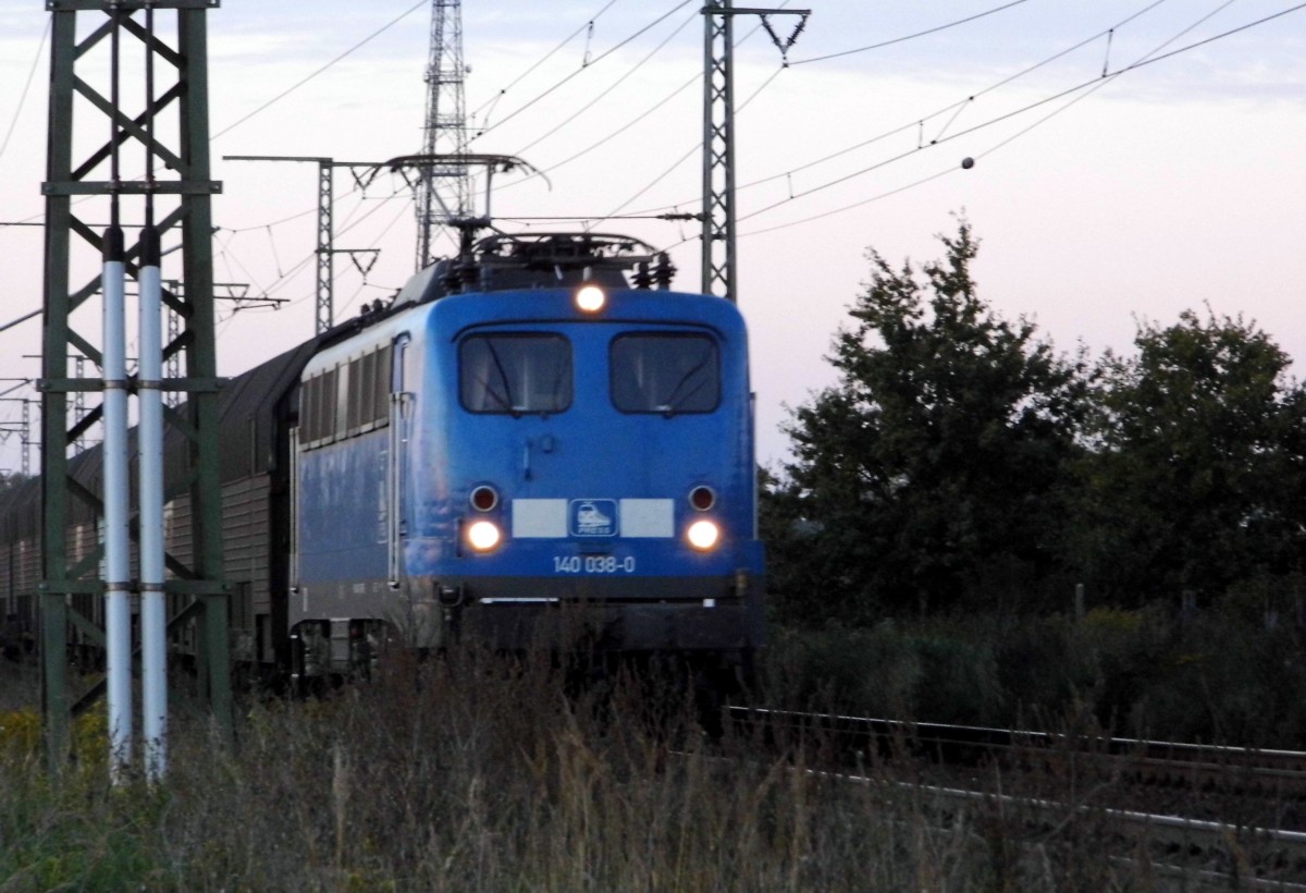 Am 10.10.2015 kam die 140 038-0 von der Press aus Richtung Stendal und fuhr weiter in Richtung Magdeburg .