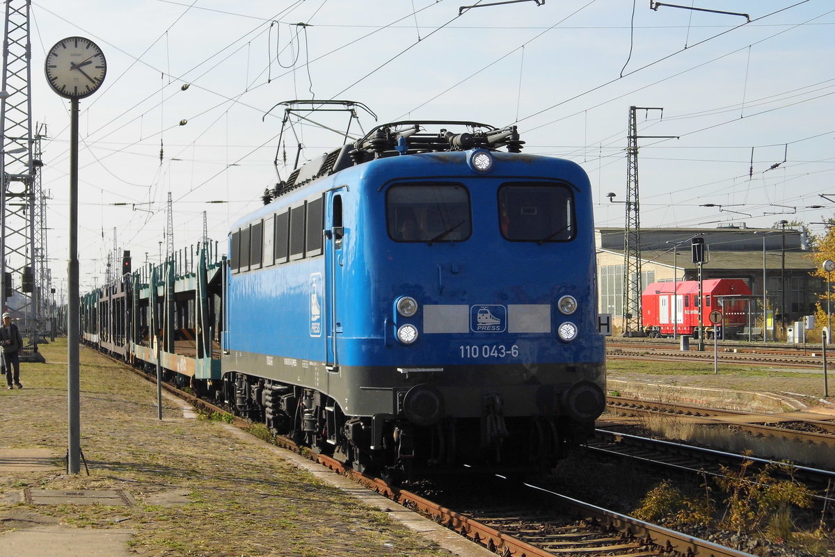Am 10.10.2018 kam die 110 043-6 von der PRESS aus Richtung Wittenberge nach Stendal und fuhr weiter in Richtung Magdeburg .