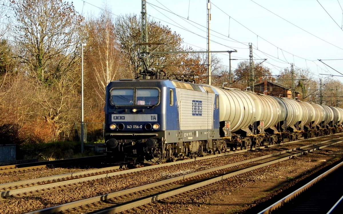 Am 10.12.2015 kam die 143 056-0 von der RBH -114  aus Richtung Magdeburg nach Niederndodeleben und fuhr weiter in Richtung Braunschweig .