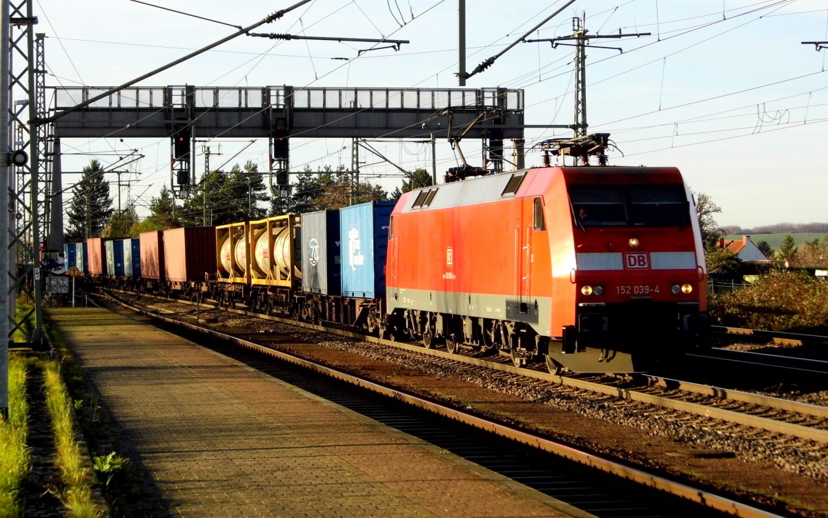 Am 10.12.2015 kam die 152 039-4 von DB Schenker aus Richtung Braunschweig nach Niederndodeleben und fuhr weiter in Richtung Magdeburg .