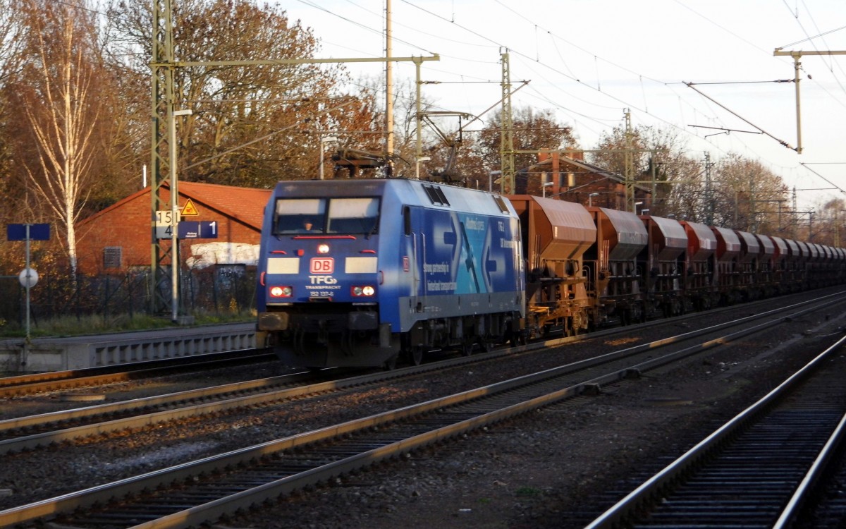 Am 10.12.2015 kam die 152 137-6 von DB Schenker aus Richtung Magdeburg nach Niederndodeleben und fuhr weiter in Richtung Braunschweig .