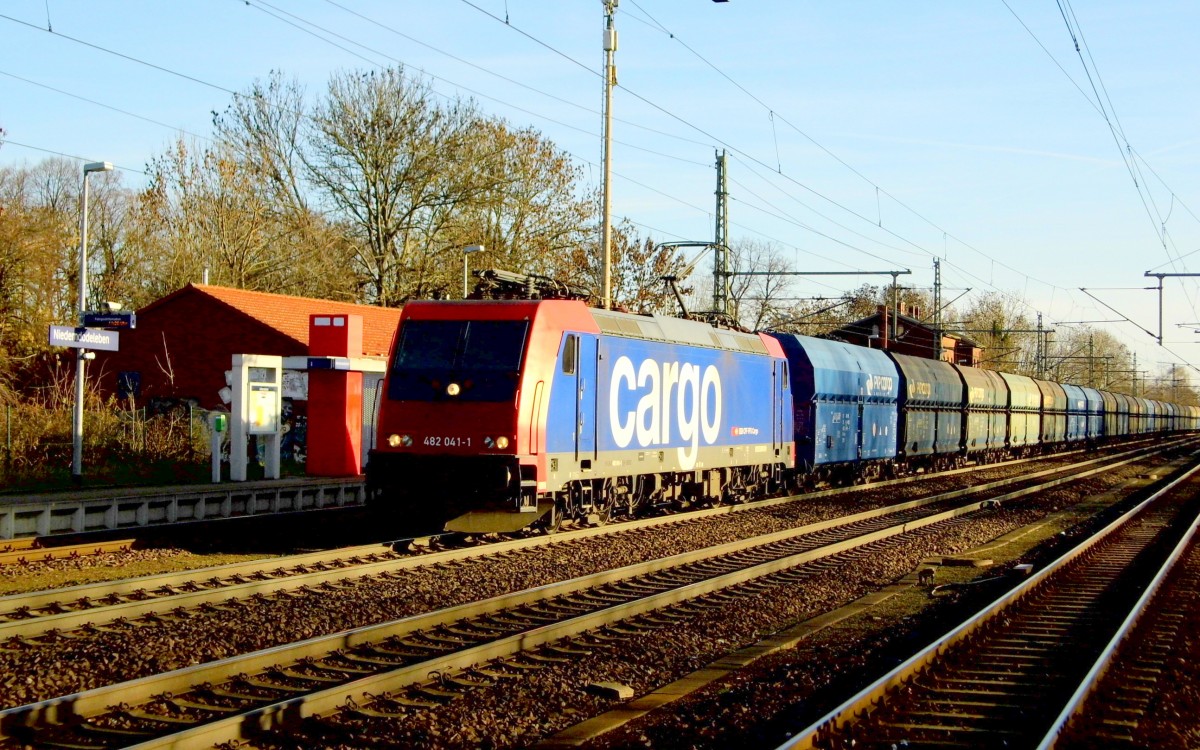 Am 10.12.2015 kam die 482 041-1 von der SETG (SBB Cargo)aus Richtung Magdeburg nach Niederndodeleben und fuhr weiter in Richtung Braunschweig .