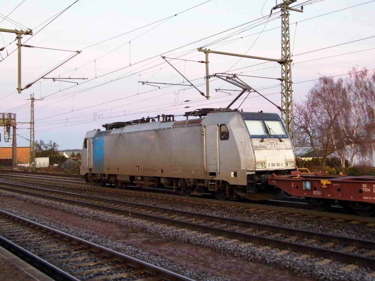 Am 10.12.2015 kam die E 186 182-2  von METRANS   (Railpool) aus Richtung Magdeburg nach Niederndodeleben und fuhr weiter in Richtung Braunschweig .