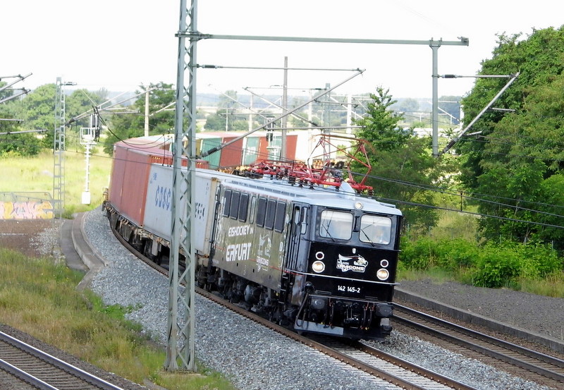 Am 1.07.2014 kam die LEW 11766 - EBS  142 145-2     aus der Richtung Wittenberge und fuhr nach Stendal .