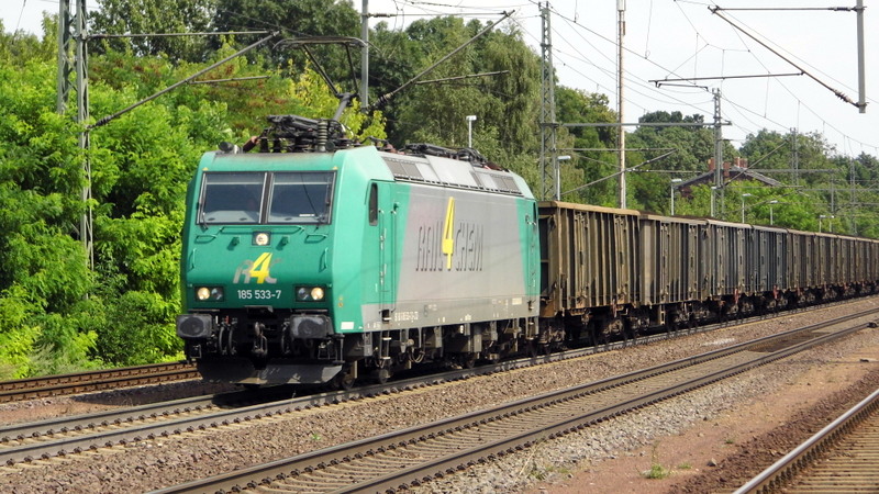 Am 1.08.2014 kam die 185 533-7   aus Richtung Magdeburg nach Niederndodeleben und fuhr weiter in Richtung Braunschweig .