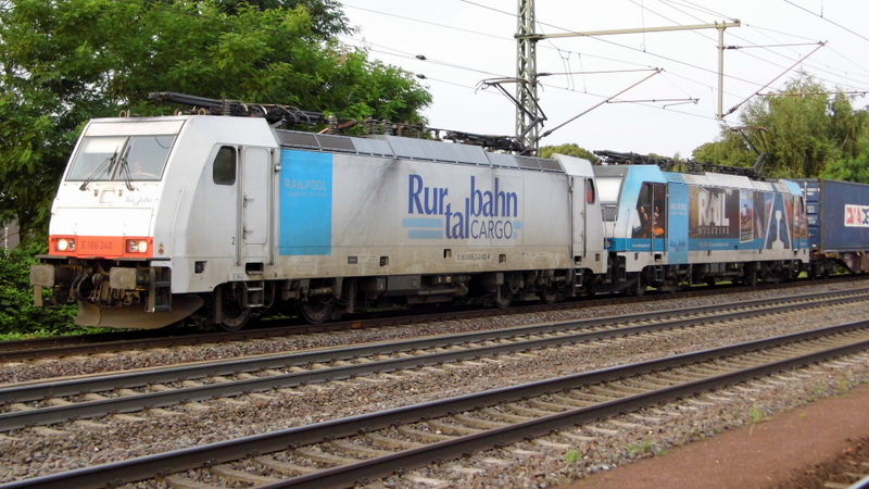 Am 1.08.2014 kamen die E 186 240 und die E 186 110 von der Ruhtalbahn (Railpoll) aus Richtung Magdeburg nach Niederndodeleben und fuhr weiter in Richtung Braunschweig .