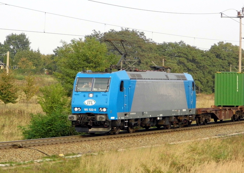Am 1.10.2014 kam die 185 522-0 von der ITL aus Richtung Stendal und fuhr weiter in Richtung Salzwedel .