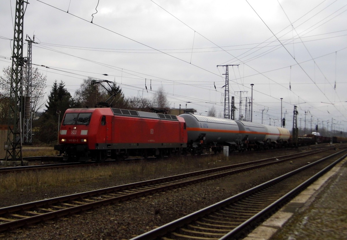 Am 11.03.2016 kam die 145 021-2 von  DB Schenker  aus Richtung Hannover nach Stendal und fuhr weiter in Richtung Magdeburg .