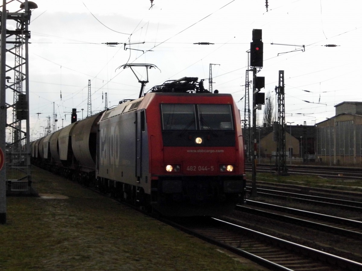 Am 11.04.2015 kam die 482 044-5 von der HSL Logistik GmbH, ( SBB Cargo)  aus Richtung  Wittenberge  nach Stendal und fuhr weiter in Richtung Magdeburg .