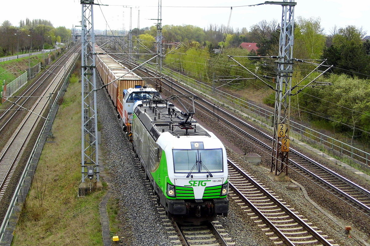Am 11.04.2017 kamen die 193 204-5 von der SETG (ELL) und die  277 011-3 von der SETG (VPS)  aus Richtung Stendal und fuhr nach Borstel.
