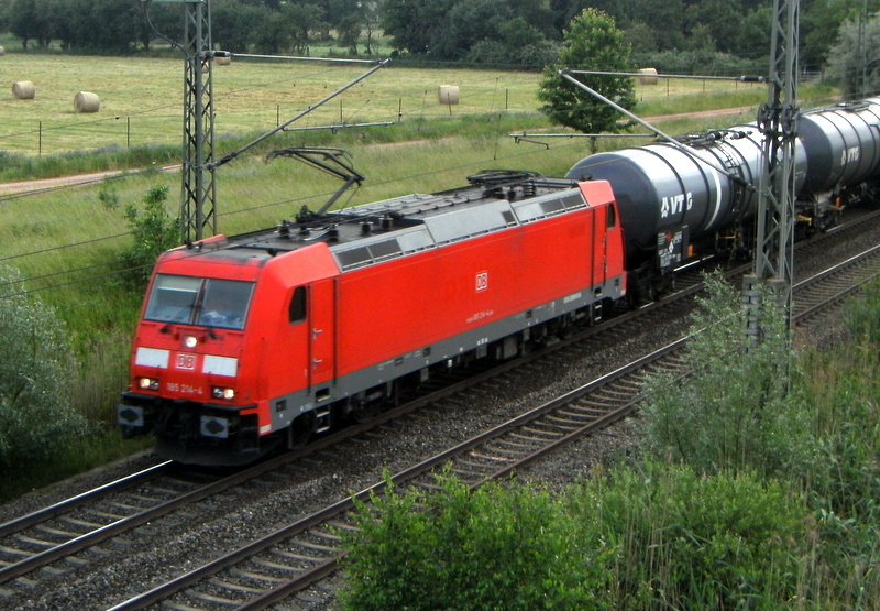 Am 11.06.2014 kam die 185 214-4 von der DB aus der Richtung Hannover und fuhr nach Stendal .