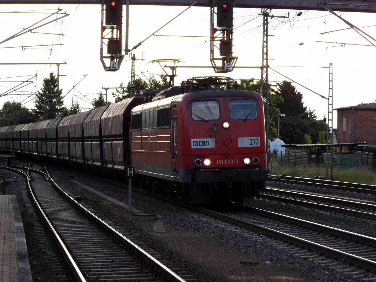Am 11.06.2015 kam die 151 083-3 von der RBH  273  aus Richtung Braunschweig nach Niederndodeleben und fuhr weiter in Richtung Magdeburg .