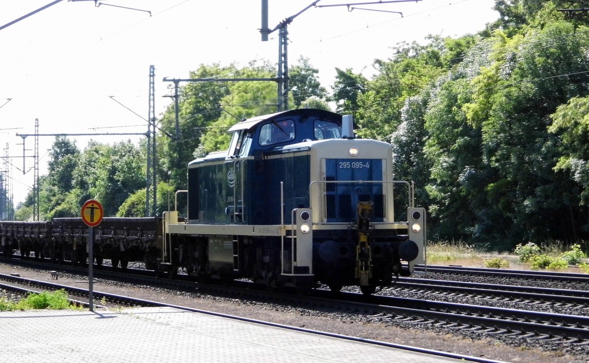Am 11.06.2015 kam die 295 095-4 von der  Ascherslebener Verkehrsgesellschaft  aus Richtung Magdeburg nach Niederndodeleben und fuhr weiter in Richtung Braunschweig .