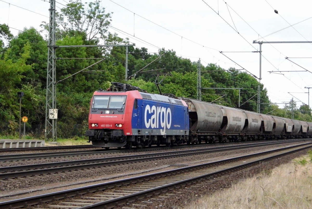 Am 11.06.2015 kam die  482 033-8 von der HSL ( SBB Cargo) aus Richtung Magdeburg nach Niederndodeleben und fuhr weiter in Richtung Braunschweig .