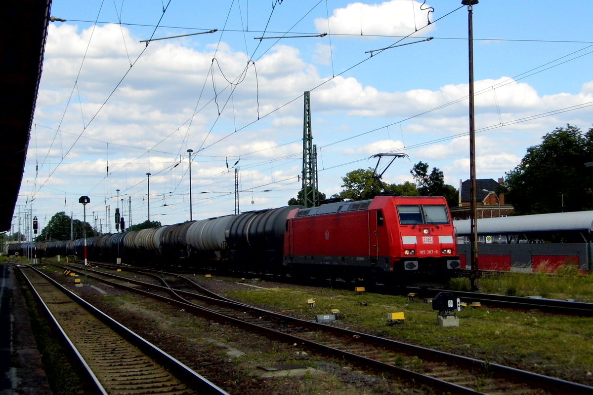 Am 11.06.2016 kam die 185 387-8 von DB Schenker   aus Richtung Berlin nach Stendal     .
