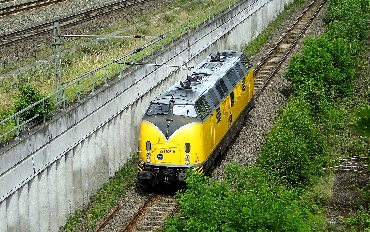 Am 11.06.2017 kam die 221 106-8 von der EGP aus Richtung Stendal und fuhr weiter in Richtung Braunschweig .