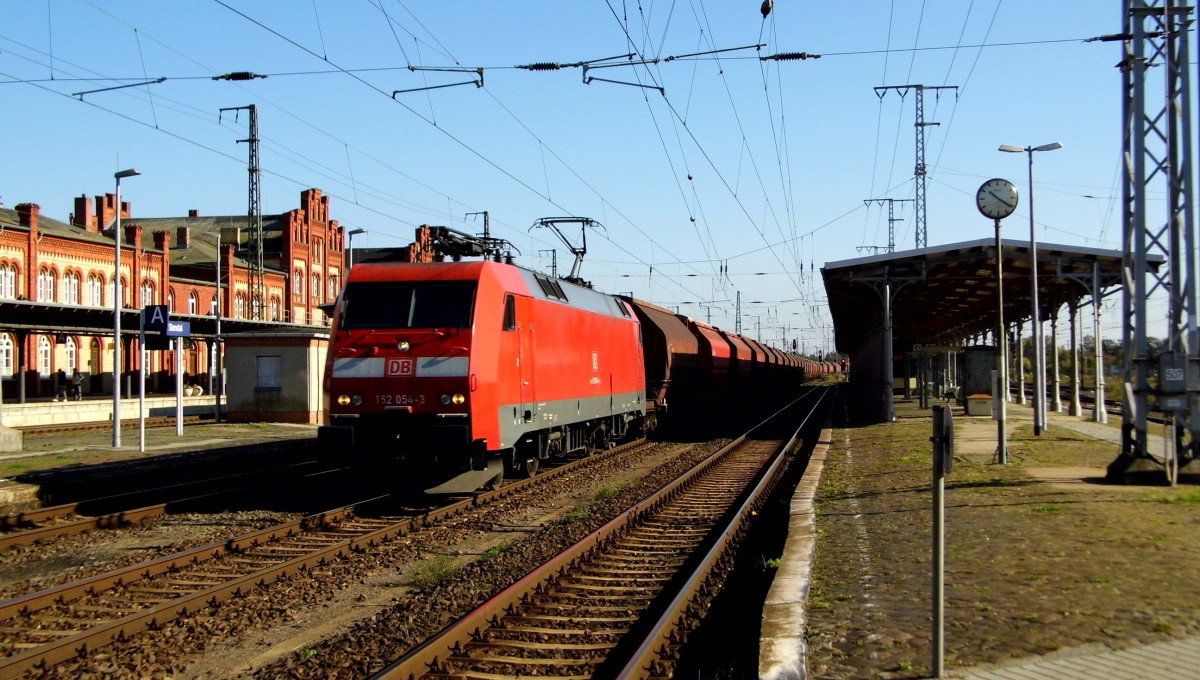 Am 11.10.2015 kam die 152 054-3 von der DB aus Richtung Magdeburg nach Stendal und fuhr weiter in Richtung Wittenberge.