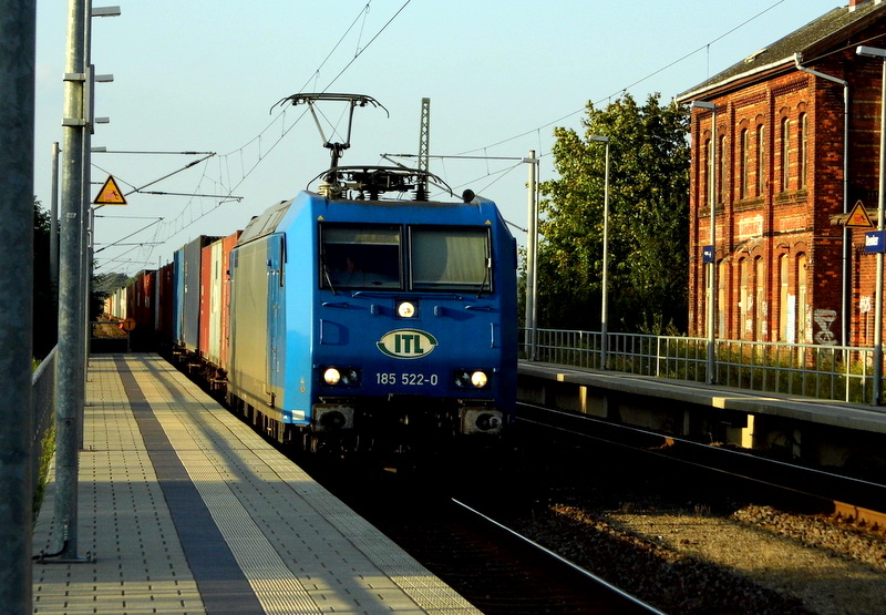 Am 12.08.2014 kam die 185 522-0 von der ITL aus der Richtung Stendal nach Demker und fuhr weiter in Richtung Magdeburg .