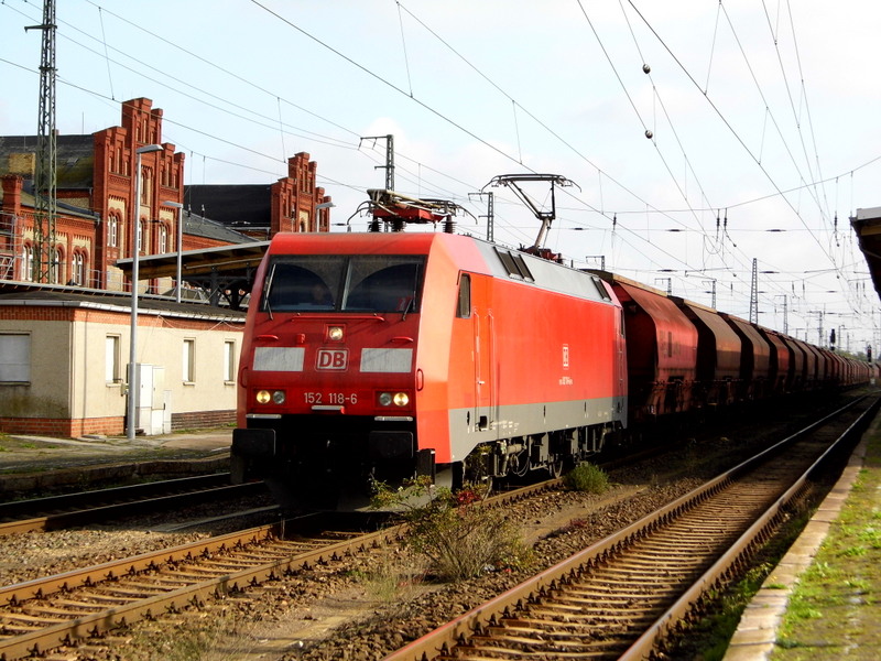 Am 12.10.2014 kam die 152 118-6 von der Railion aus Richtung Magdeburg nach Stendal und fuhr weiter in Richtung Wittenberger.