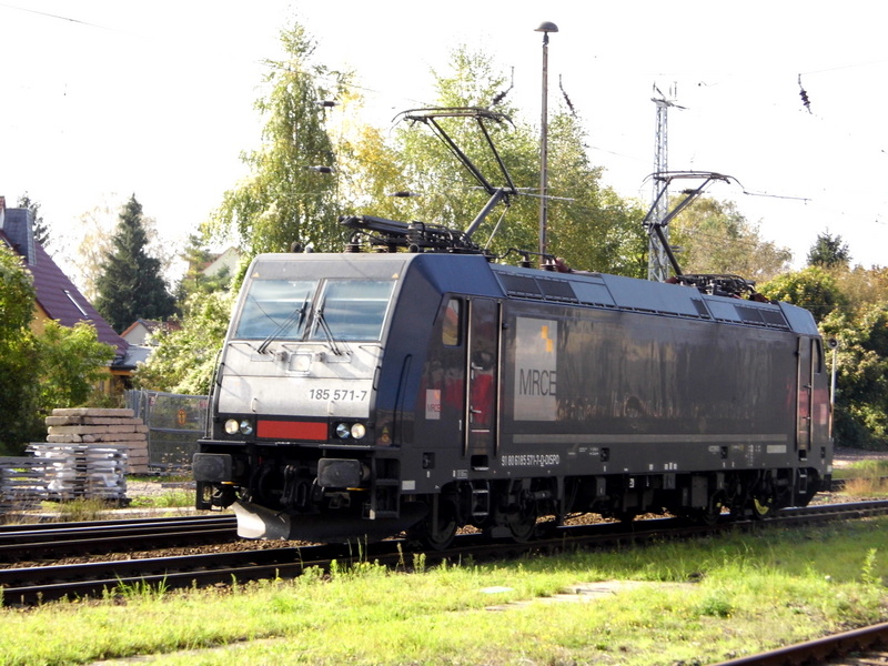  Am 12.10.2014 kam die 185 571-7 von der SETG (MRCE dispolok) aus Richtung Borstel bei Stendal nach Stendal .