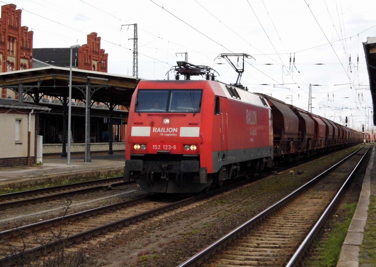 Am 13.04.2015 kam die 152 123-6 von der Railion aus Richtung Magdeburg nach Stendal und fuhr weiter in Richtung Wittenberge .