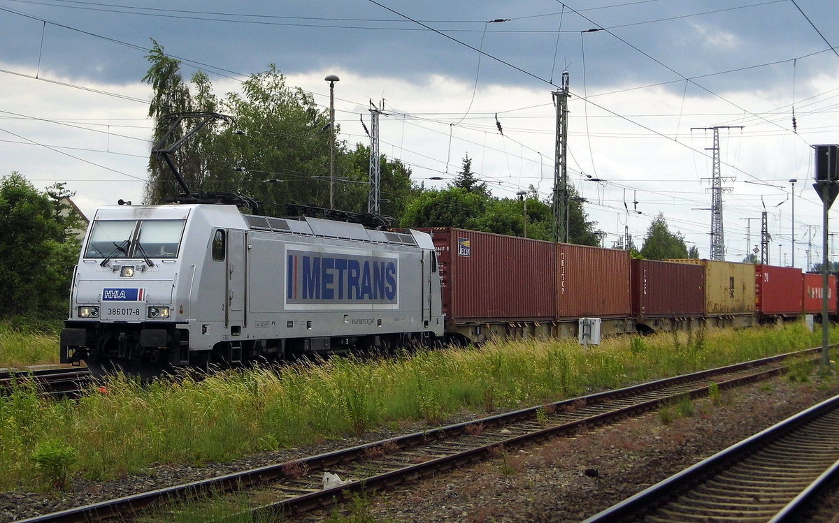Am 13.06.2017 kam die 386 017-8 von METRANS aus Richtung Salzwedel nach Stendal und fuhr weiter in Richtung Magdeburg .