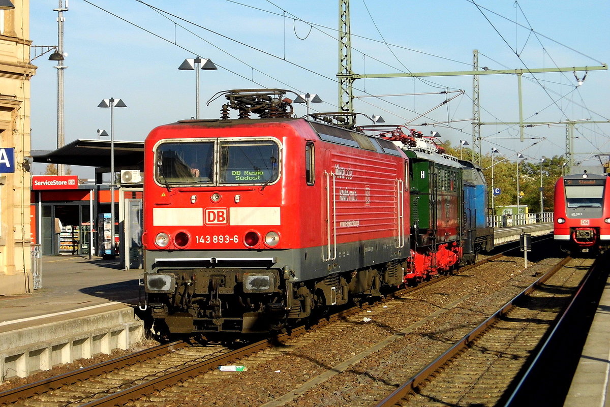 Am 13.10.2018 stand die 143 893-6 von der SRS - Salzland Rail Service GmbH, Schönebeck ( DB Cargo AG) Hbf Wittenberge ,