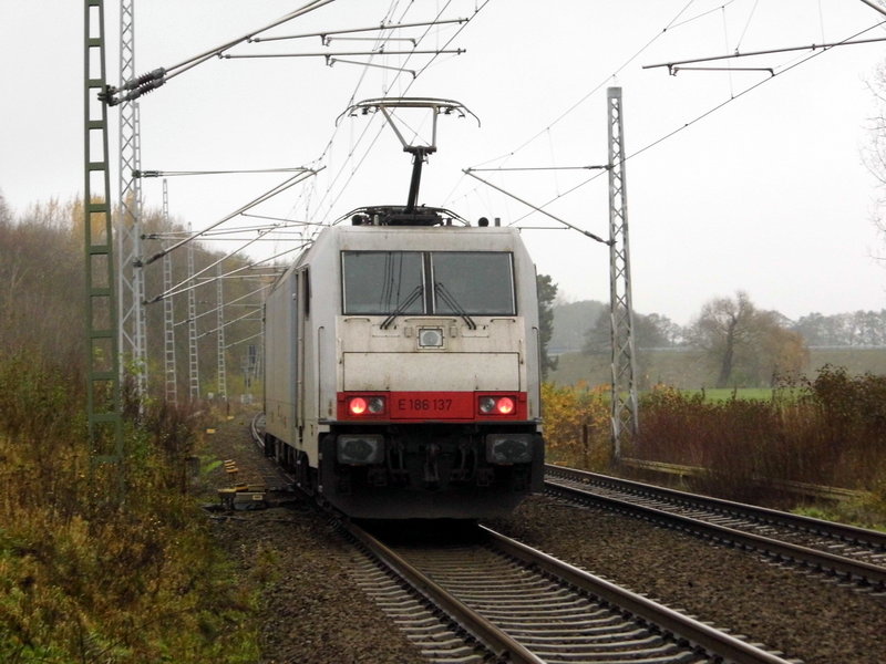 Am 13.11.2014 Rangierfahrt die E 186 137 von der OHE Cargo GmbH, (Railpool) in Borstel bei Stendal . 