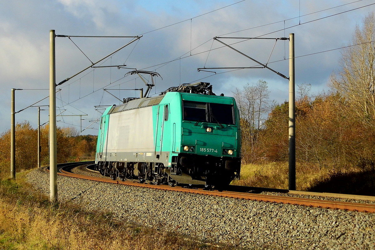 Am 13.11.2017 kam die  185 577-4 von der  IGE - Internationale Gesellschaft für Eisenbahnverkehr GmbH & Co. KG aus Richtung  Wittenberge  und fuhr nach Stendal .