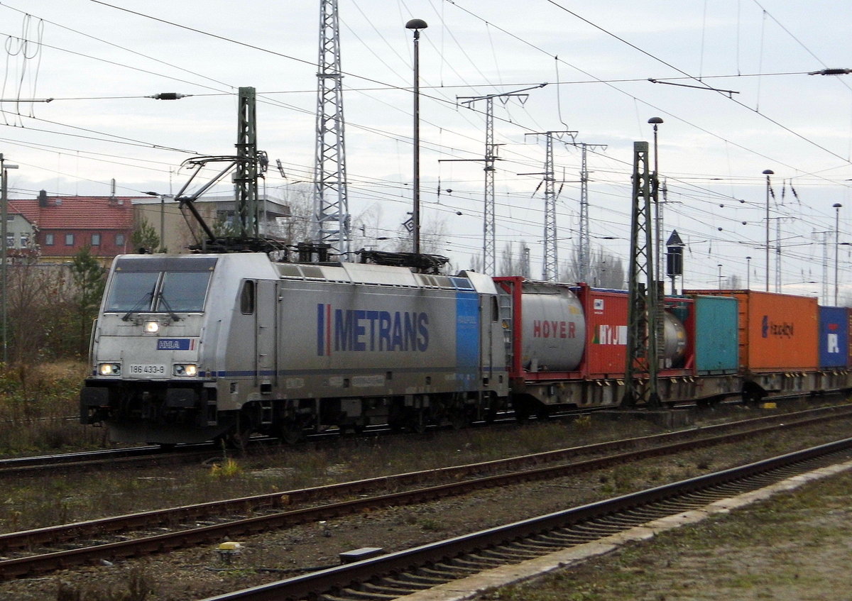 Am 13.12.2016 kam die  186 433-9 von METRANS (Railpool) aus Richtung Salzwedel nach Stendal und fuhr weiter in Richtung  Magdeburg .