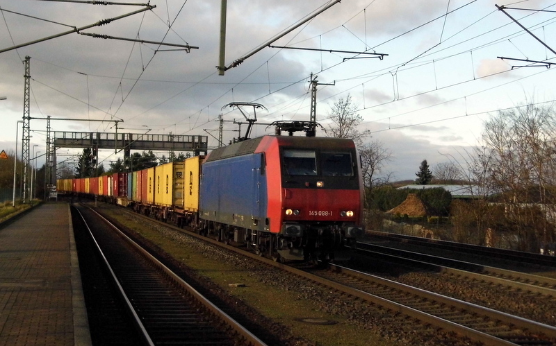 Am 14.01.2015 kam die 145 088-1 von der SRI Rail Invest GmbH (ex-SBB-Cargo) aus Richtung Braunschweig nach Niederndodeleben und fuhr weiter in Richtung Magdeburg .